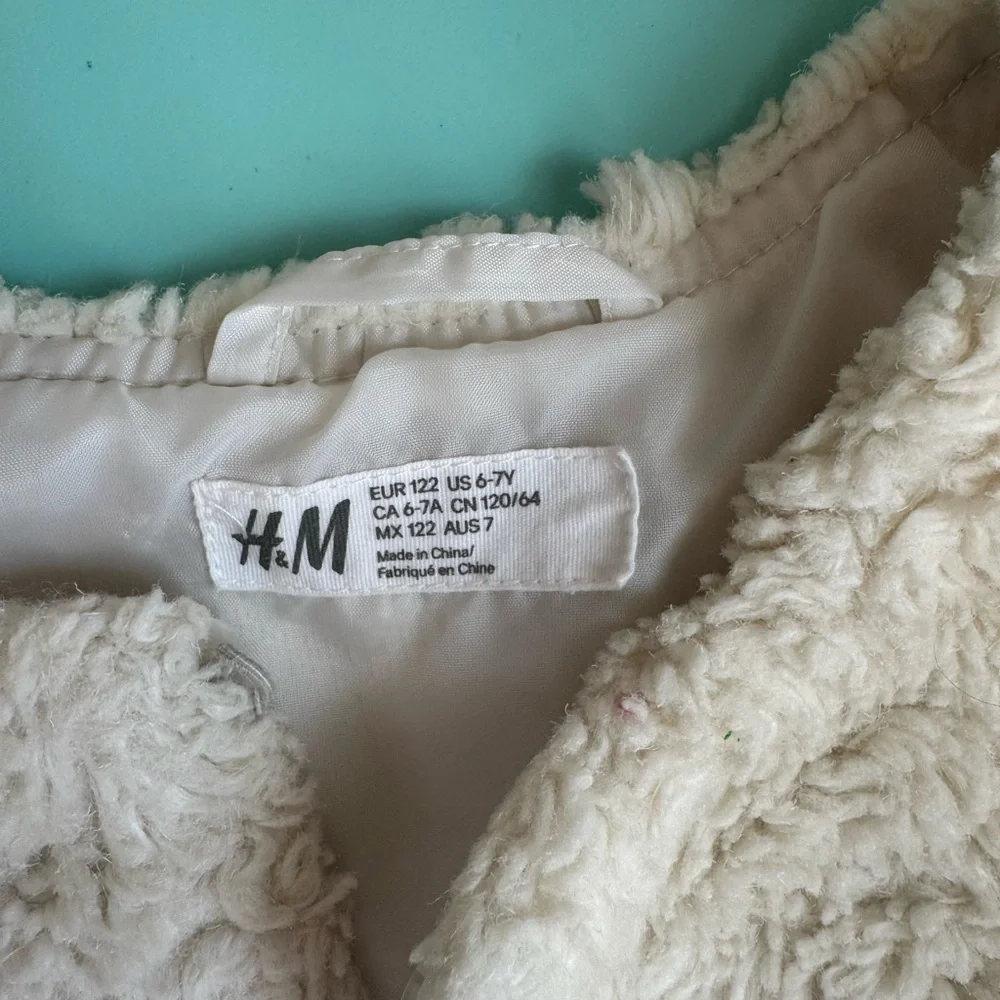 H&M Cream Faux Fur Vest Plush Layer. Size 6-7Y‎
